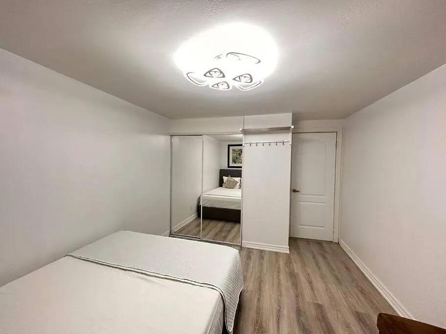 Super Luxury Family Home - 3 Bedrooms, 1 Full Bathroom And 1 Half Washroom With Free Parking, Wifi, Netflix Toronto Vakantiehuis