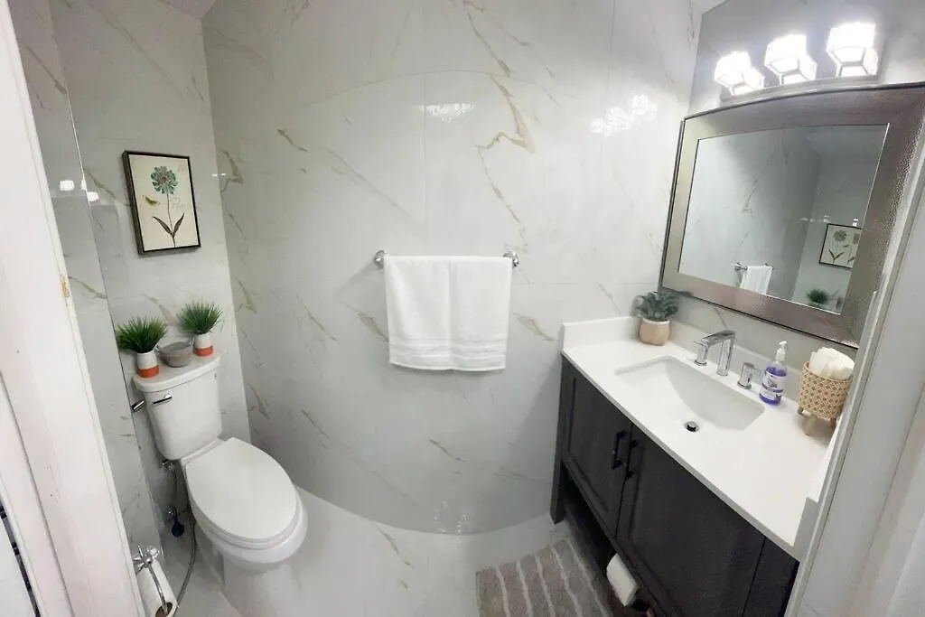 Vakantiehuis Super Luxury Family Home - 3 Bedrooms, 1 Full Bathroom And 1 Half Washroom With Free Parking, Wifi, Netflix Toronto