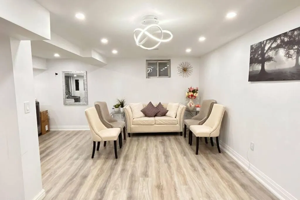 Super Luxury Family Home - 3 Bedrooms, 1 Full Bathroom And 1 Half Washroom With Free Parking, Wifi, Netflix Toronto