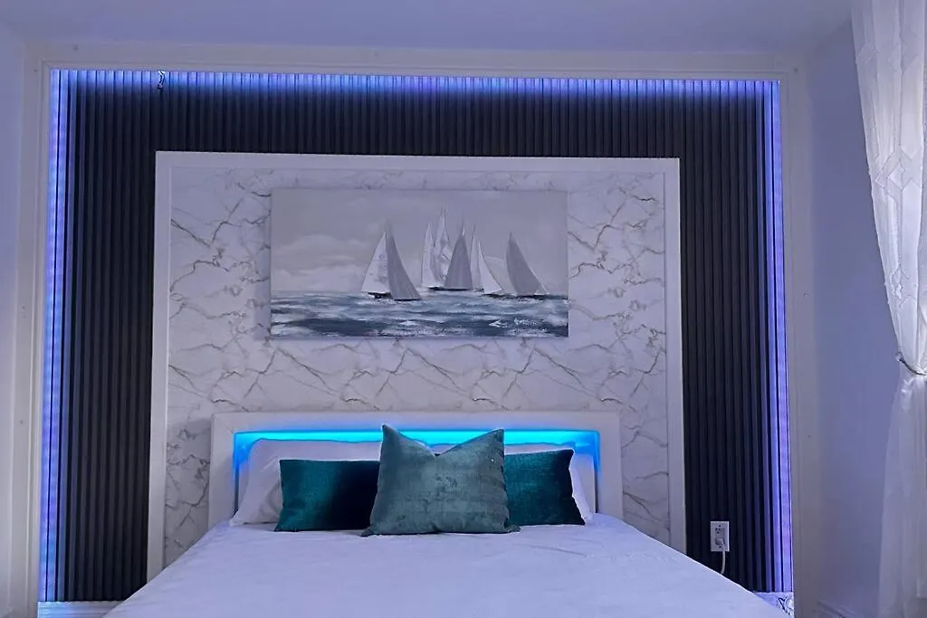 Vakantiehuis Super Luxury Family Home - 3 Bedrooms, 1 Full Bathroom And 1 Half Washroom With Free Parking, Wifi, Netflix Toronto