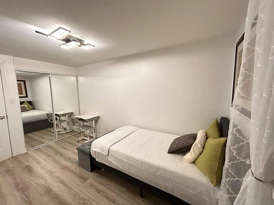 Super Luxury Family Home - 3 Bedrooms, 1 Full Bathroom And 1 Half Washroom With Free Parking, Wifi, Netflix छुट्टी का घर