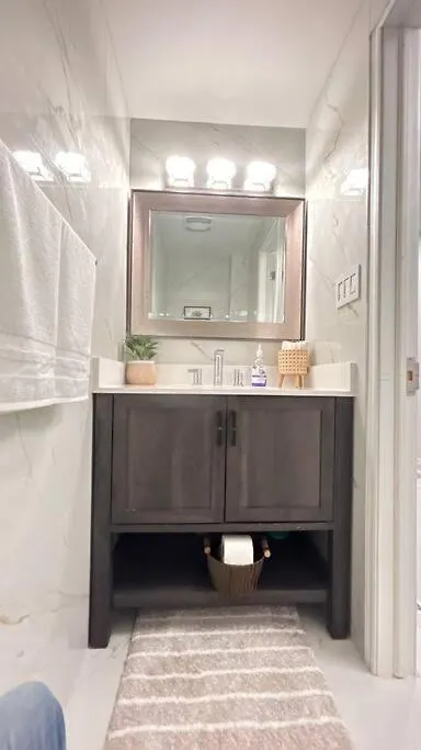 Super Luxury Family Home - 3 Bedrooms, 1 Full Bathroom And 1 Half Washroom With Free Parking, Wifi, Netflix Canada