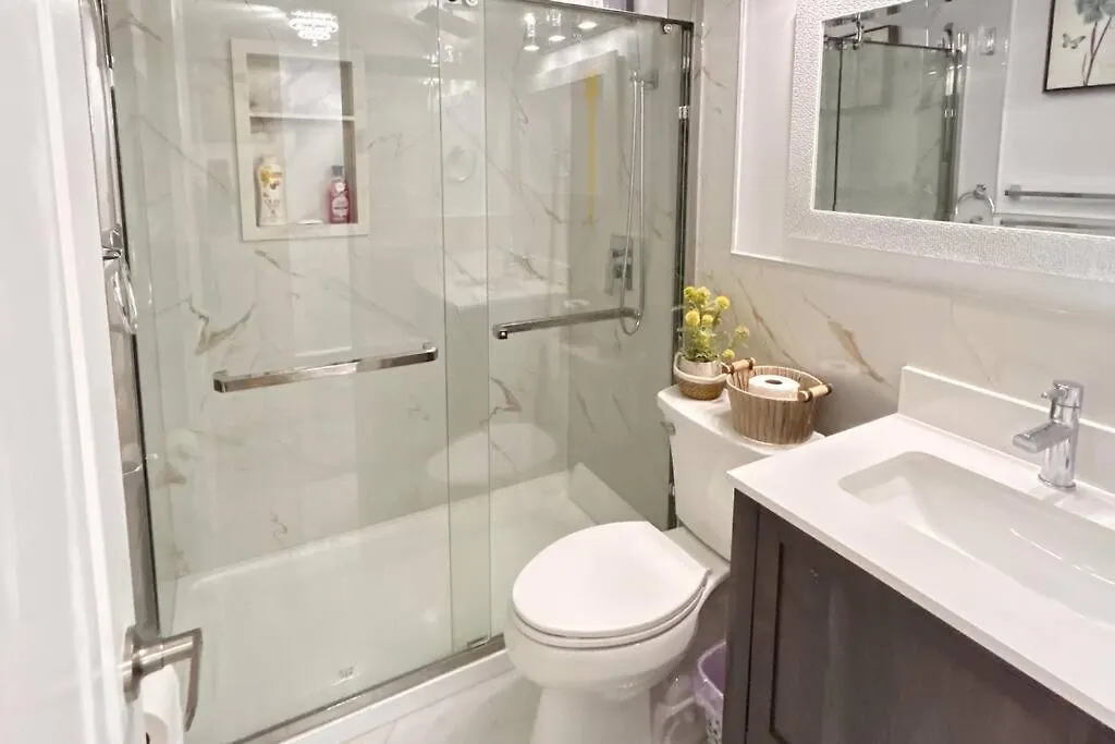 Super Luxury Family Home - 3 Bedrooms, 1 Full Bathroom And 1 Half Washroom With Free Parking, Wifi, Netflix