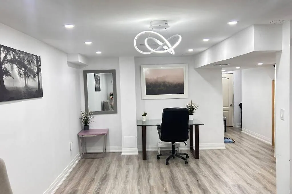 छुट्टी का घर Super Luxury Family Home - 3 Bedrooms, 1 Full Bathroom And 1 Half Washroom With Free Parking, Wifi, Netflix