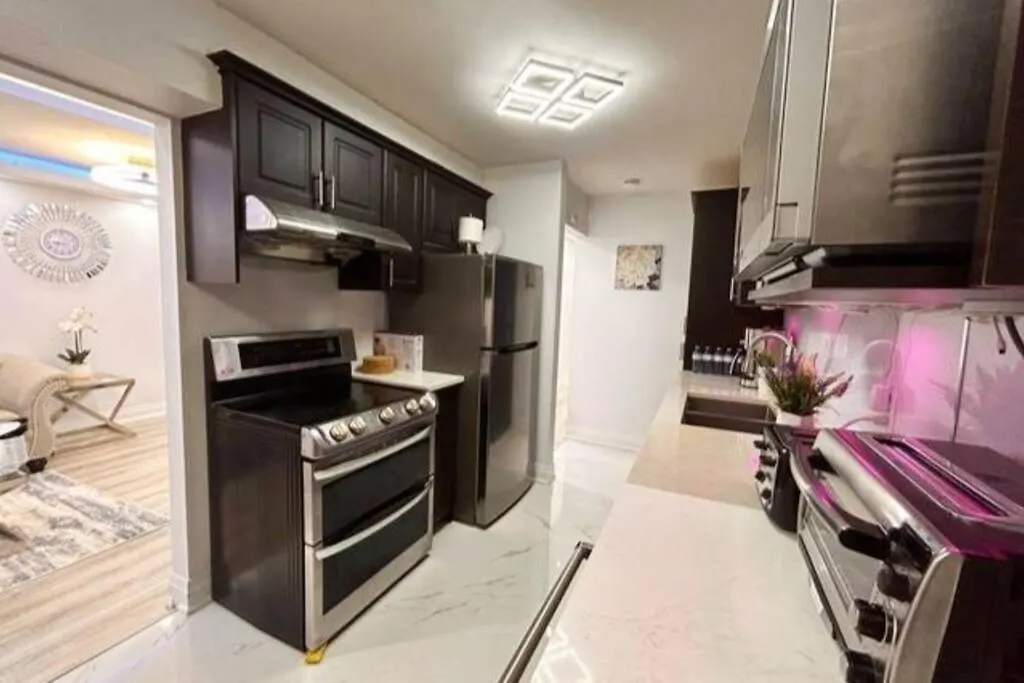 छुट्टी का घर Super Luxury Family Home - 3 Bedrooms, 1 Full Bathroom And 1 Half Washroom With Free Parking, Wifi, Netflix Canada