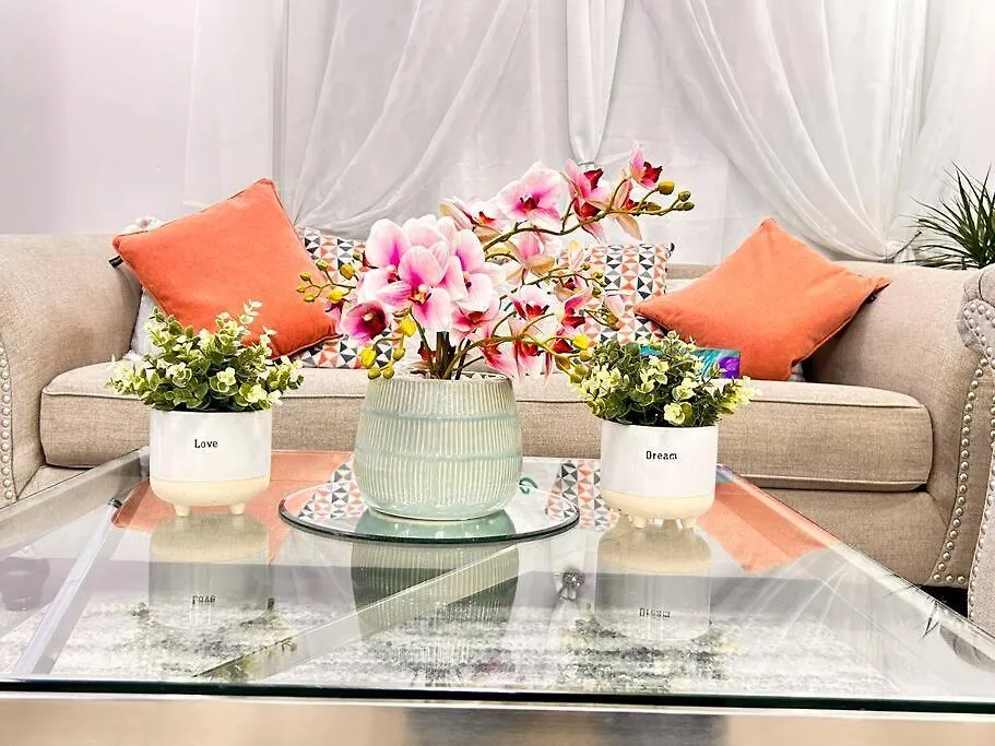 छुट्टी का घर Super Luxury Family Home - 3 Bedrooms, 1 Full Bathroom And 1 Half Washroom With Free Parking, Wifi, Netflix Canada