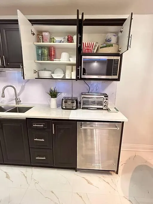 Super Luxury Family Home - 3 Bedrooms, 1 Full Bathroom And 1 Half Washroom With Free Parking, Wifi, Netflix Canada